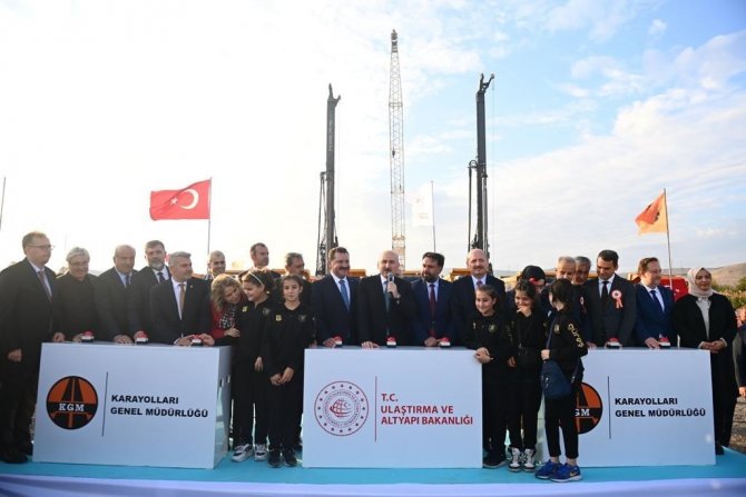 Balıkesir Geçişini 5 Dakikaya Düşürecek Kuzeybatı Çevreyolu’nun Temeli Törenle Atıldı