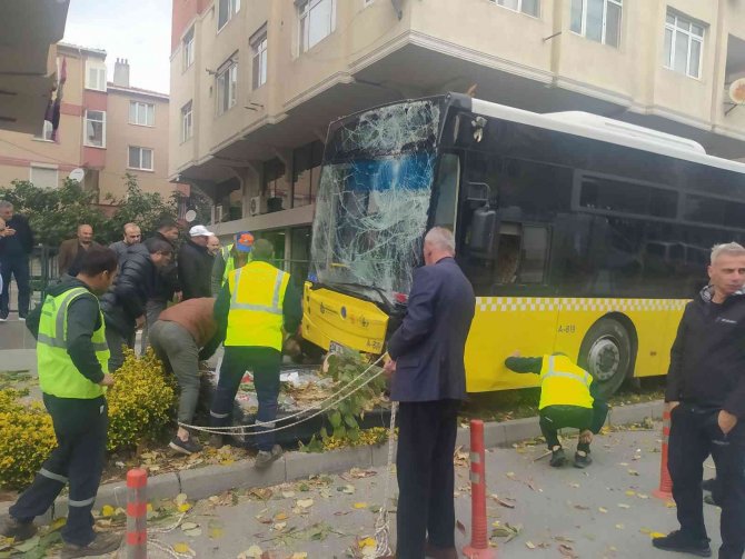 İ̇ett Sürücüsü Direksiyonda Fenalaştı: Önce Motosiklete Ardından Kaldırıma Çarptı