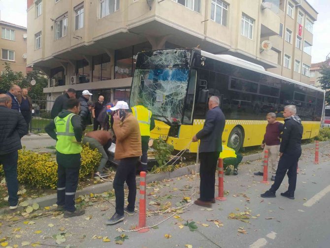 İ̇ett Sürücüsü Direksiyonda Fenalaştı: Önce Motosiklete Ardından Kaldırıma Çarptı
