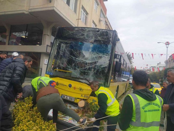 İ̇ett Sürücüsü Direksiyonda Fenalaştı: Önce Motosiklete Ardından Kaldırıma Çarptı