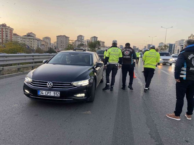 Kadıköy’de Ehliyetsiz Araç Kullanan Rap Şarkıcısı Denetime Takıldı