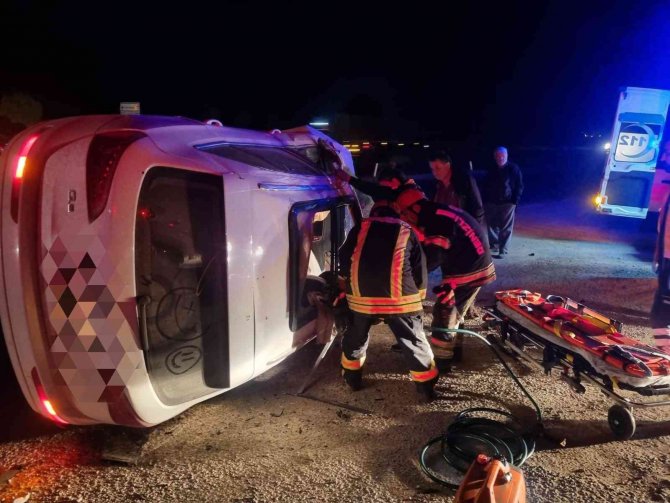 Kavşakta Takla Atan Otomobilin Sürücü Yaralandı