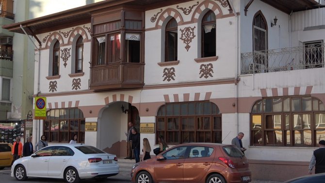 Perukla Geri Dönüp 2 Kadın Belediye Personelini Asitla Yaraladı