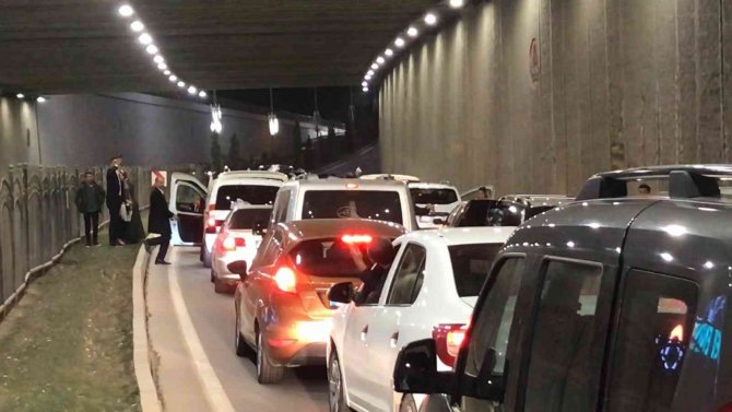 Elazığ’da Pes Dedirten Görüntü, Yolu Kesip Çiftetelli Oynadılar