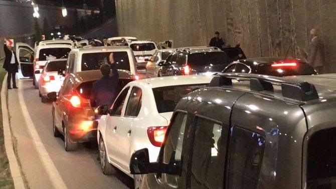 Elazığ’da Pes Dedirten Görüntü, Yolu Kesip Çiftetelli Oynadılar