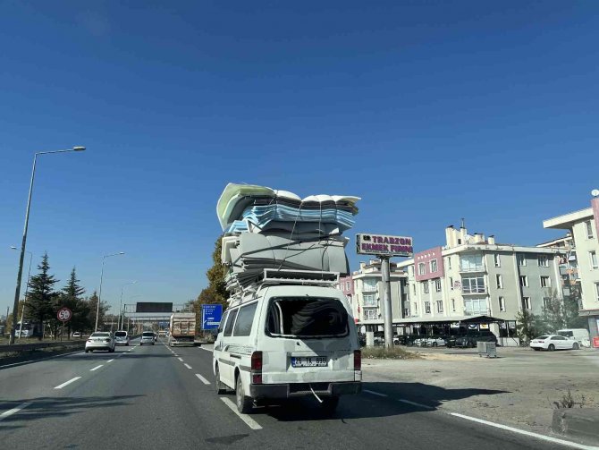 Minibüsten Büyük Yükle Tehlikeli Yolculuk