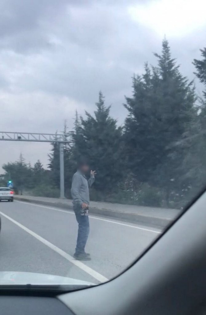 Seyir Halindeki Trafikte Yola Atlayarak Adeta Kazaya Davetiye Çıkardı
