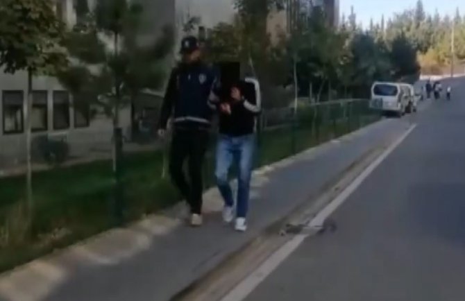 Park Halindeki Araçtan Hırsızlık Yapan 2 Şahıs Tutuklandı