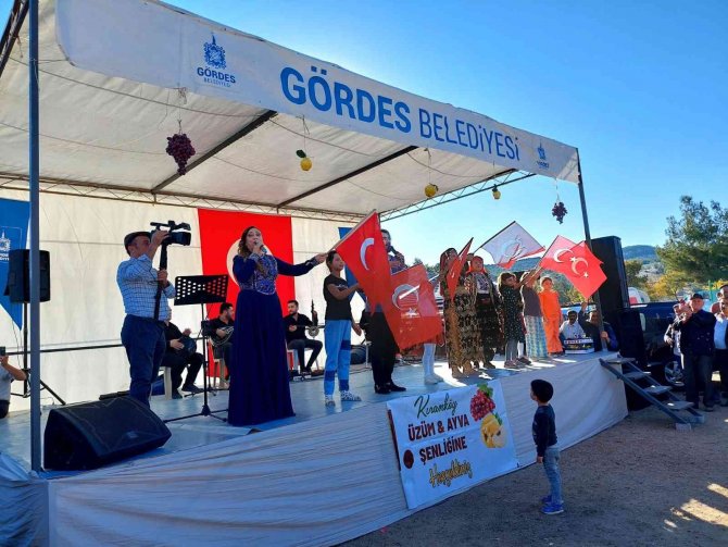 Gördes’te Ayva Ve Üzüm Festivali Yapıldı