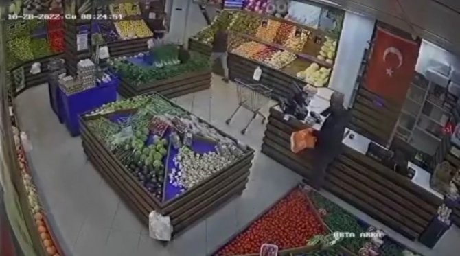 Çalışanları Oyalayıp Sadaka Kutusunu Çaldı