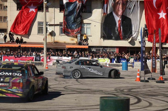 Klasik Otomobil Ve Modifiye Tutkunları Kahramankazan’da Buluştu