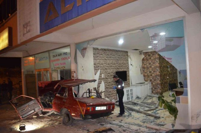 Kahramanmaraş’ta Otomobil İş Yerine Girdi: 1 Ölü, 4 Yaralı