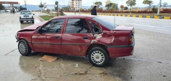 Kamyonet İle Otomobil Çarpıştı: 1 Yaralı