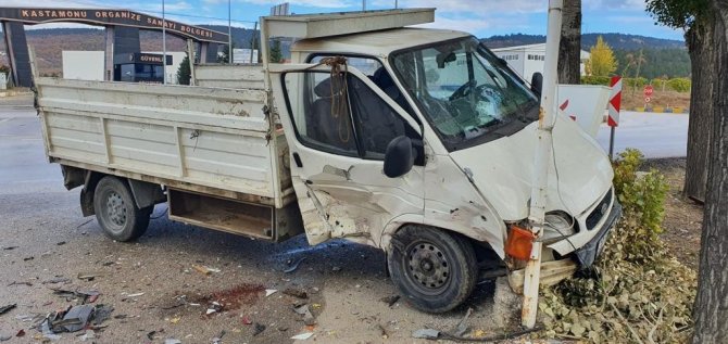 Kamyonet İle Otomobil Çarpıştı: 1 Yaralı