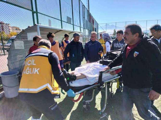 Maçta Şekeri Ve Tansiyonu Düşen Kaleci Hastaneye Kaldırıldı