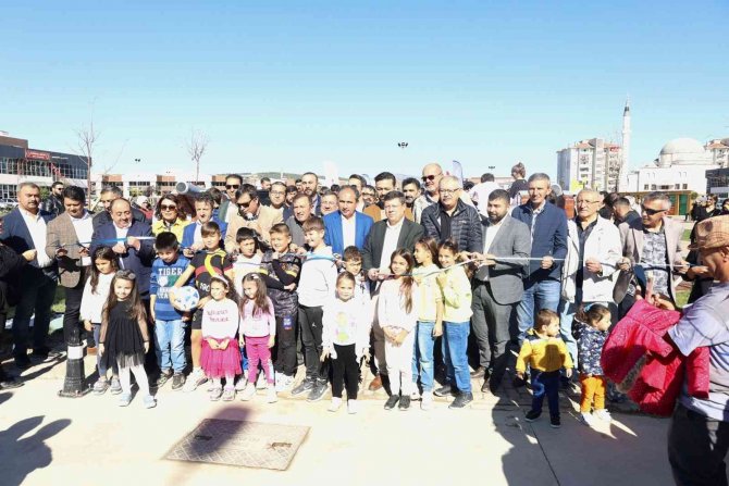 Uşak’ta 100. Yıl Parkı Halkın Kullanımına Açıldı