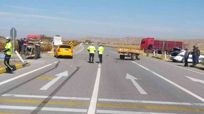 Kazada Yaşlı Kadın Hayatını Kaybetti, Kocası Ağır Yaralandı