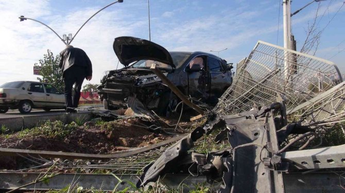 Lüks Araç, Tren Raylarına Girmekten Son Anda Kurtuldu