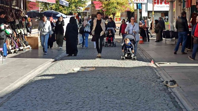 Eskişehir’in Göbeğindeki İşlek Cadde 10 Yıldır Lağım Kokuyor