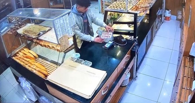 ’Askıda Ekmek’ Kumbarasını Çalan Şüpheli Kameraya Yansıdı