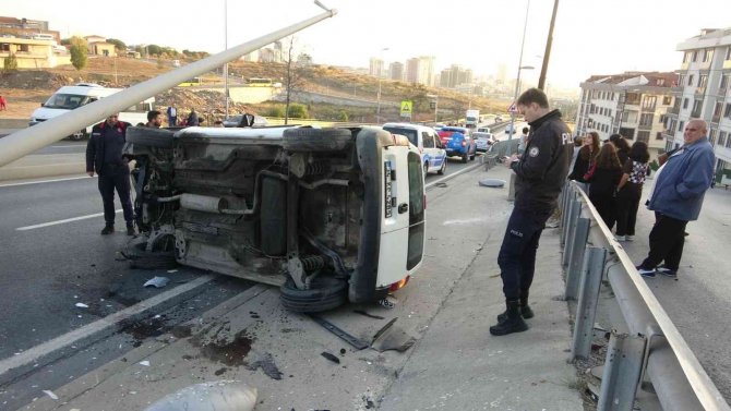 Maltepe’de Çekçekçiye Çarpmamak İçin Manevra Yapan Araç Direğe Çarpıp Yan Yattı
