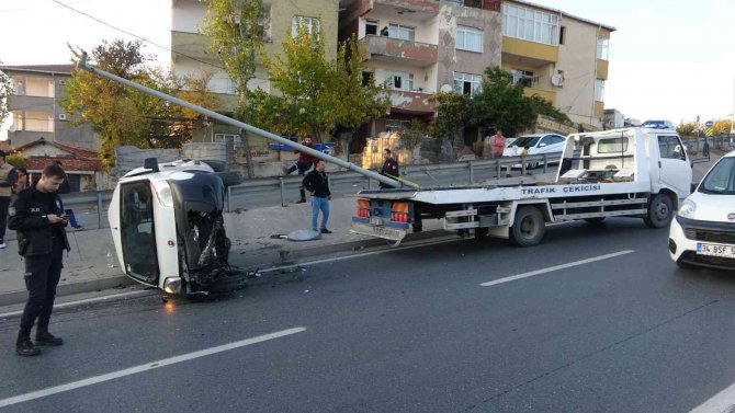 Maltepe’de Çekçekçiye Çarpmamak İçin Manevra Yapan Araç Direğe Çarpıp Yan Yattı