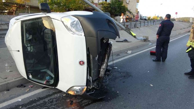 Maltepe’de Çekçekçiye Çarpmamak İçin Manevra Yapan Araç Direğe Çarpıp Yan Yattı