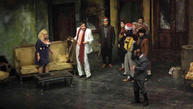 ’Buzlar Çözülmeden’ Oyunu Adana’da Sahnelendi