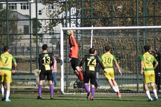 Amatör Maçta Rakibiyle Havada Çarpışan Futbolcu Yürekleri Ağza Getirdi