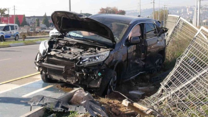 Lüks Araç, Tren Raylarına Girmekten Son Anda Kurtuldu