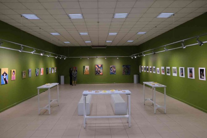 “Resim Ve Fotoğraf Kardeşliğinde Kadın” Sergisi Sanat Galerisi’nde Açıldı