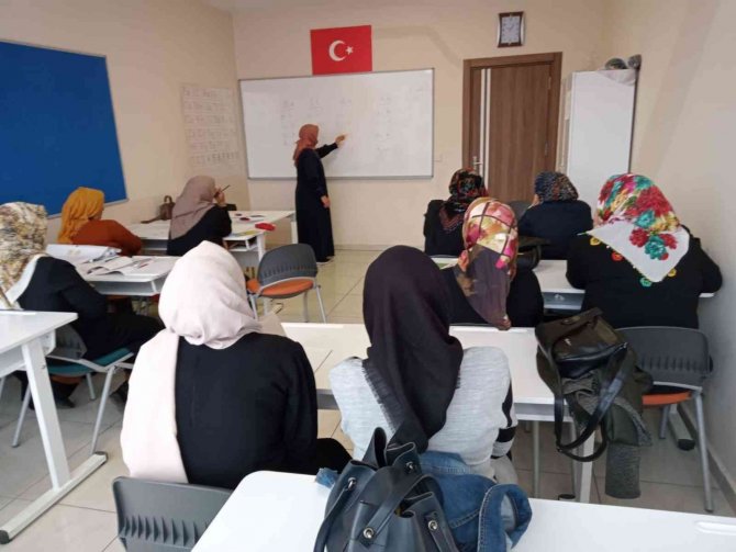 Siirt Belediyesi Meslek Edindirme Kursları Devam Ediyor