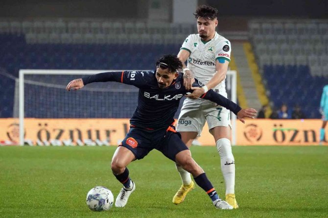 Spor Toto Süper Lig: Medipol Başakşehir: 1 - Giresunspor: 0 (İ̇lk Yarı)