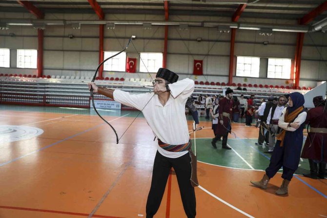Subü’de Geleneksel Okçuluk Puta Koşusu Düzenlendi