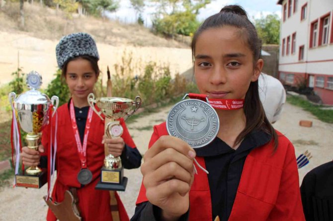 Amasyalı Okçu Kızlar Emanet Yaylarla Şampiyonluğa Ulaştı