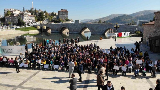 771 Yıllık Köprü Yanında Kitap Okudular