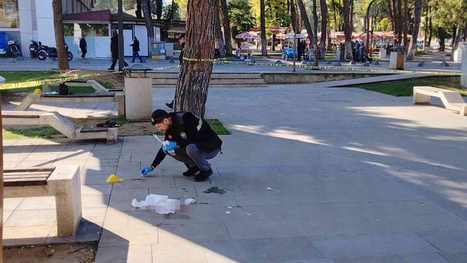 Tartışma Sonunda Yanında Oturan Kişiyi Bıçakladı