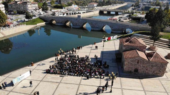 771 Yıllık Köprü Yanında Kitap Okudular