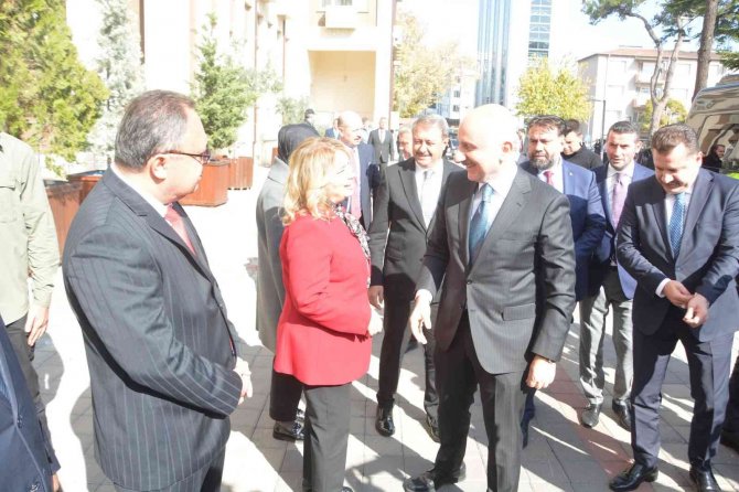 Bakan Karaismailoğlu, Balıkesir’de Büyükşehir Belediyesi Ve Valiliği Ziyaret Etti