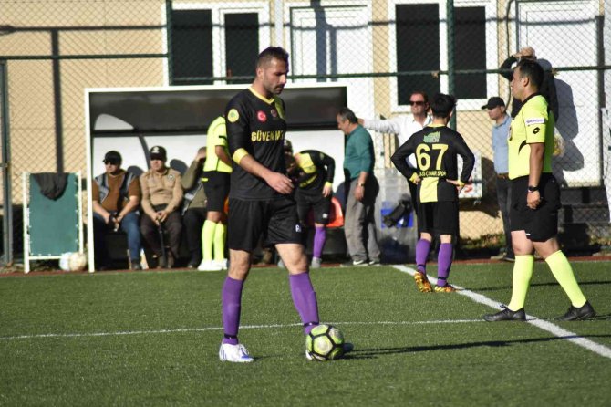 Amatör Maçta Rakibiyle Havada Çarpışan Futbolcu Yürekleri Ağza Getirdi