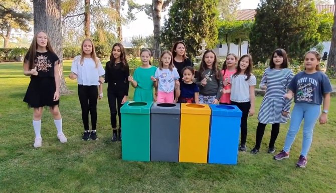 Üstün Zekalı Çocuklar Atıklar İçin Şarkı Besteleyip Seslendirdi Milyonlarca İzlendi