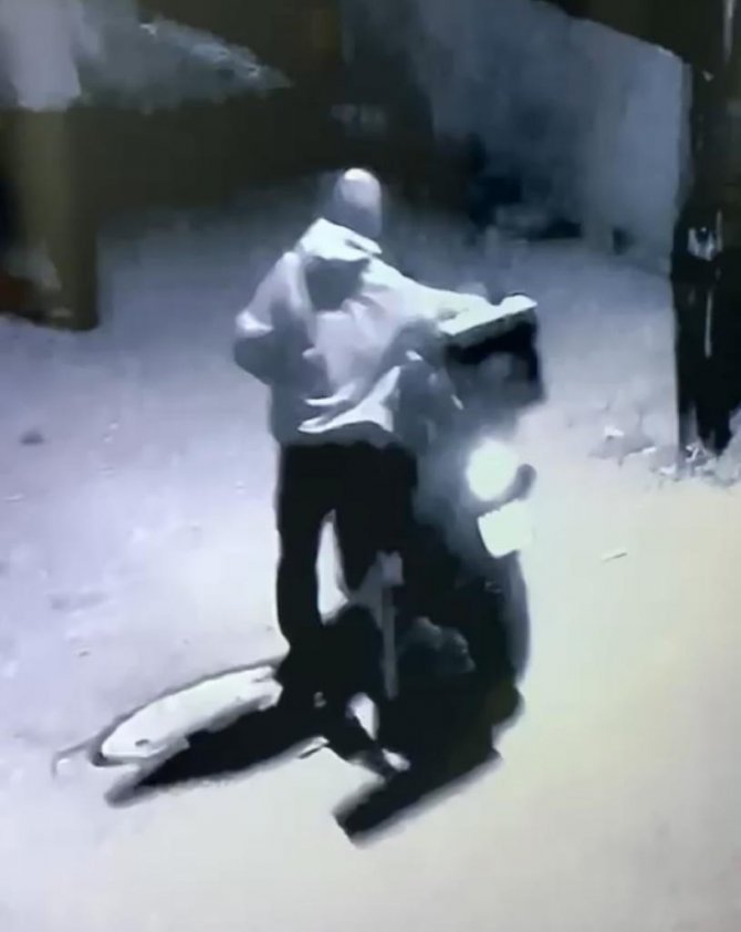 İ̇ki Kişi Motosikleti Çaldı