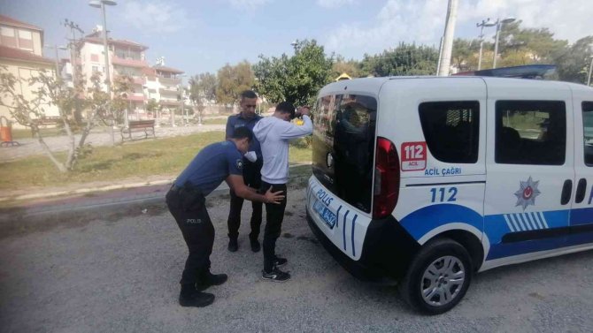Apartmana Girmek İsterken Vatandaşların Fark Ettiği Hırsızlık Şüphelisi, Polise Teslim Edildi