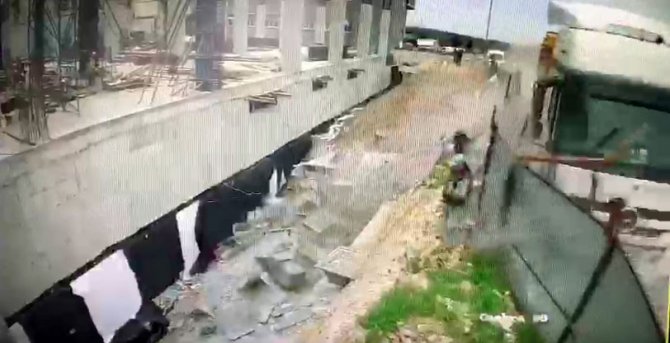 Arnavutköy’de Hafriyat Kamyonu İnşaat İşçilerinin Arasına Daldı