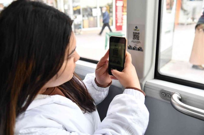 Balıkesir’de Durak Ve Otobüslerde Beklemek Boş Zaman Olmaktan Çıkıyor