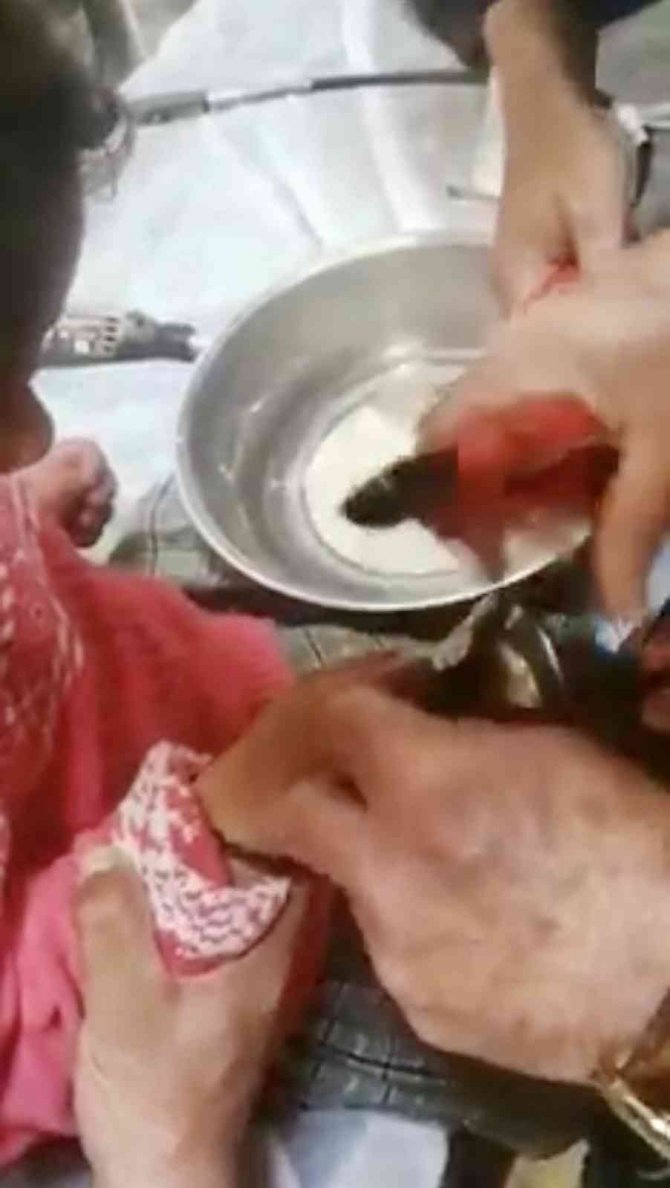 Parmağı Kapı Kolunun Demir Parçasına Sıkışan Minik Kızı İtfaiye Ekipleri Kurtardı