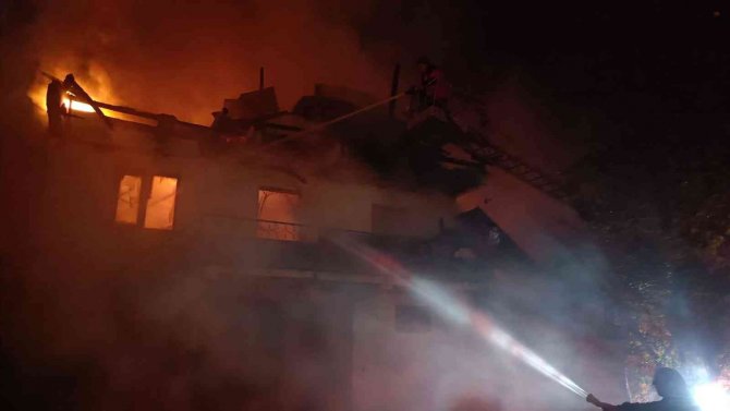Bolu’da 2 Katlı Ev Ve Kümes Alev Alev Yandı