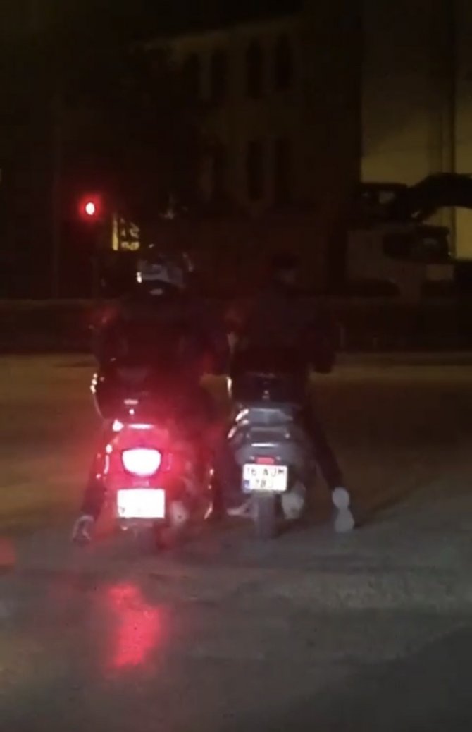 Bursa’da Bozulan Motosikleti Ayağıyla İterek Götürdü
