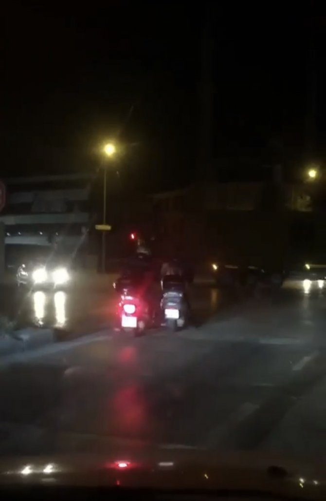 Bursa’da Bozulan Motosikleti Ayağıyla İterek Götürdü