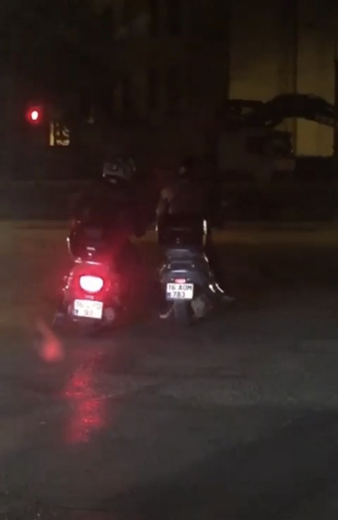 Bursa’da Bozulan Motosikleti Ayağıyla İterek Götürdü
